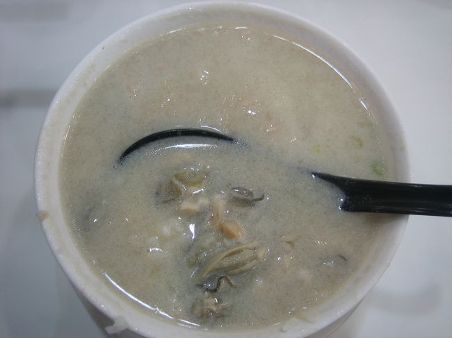 カキのお粥。<br />味は良かったのですがご飯が塊のままで<br />お粥になってませんでした。<br />