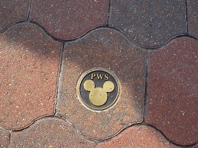 チケットは日本でオンライン購入していたので<br />簡単GET。<br />月曜日だったからなのか人も疎らです。