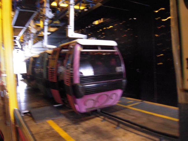 セントーサ島へいくには、モノレールやバス、タクシーなどいくつかの手段がありますが、私たちはロープウェイで行きました