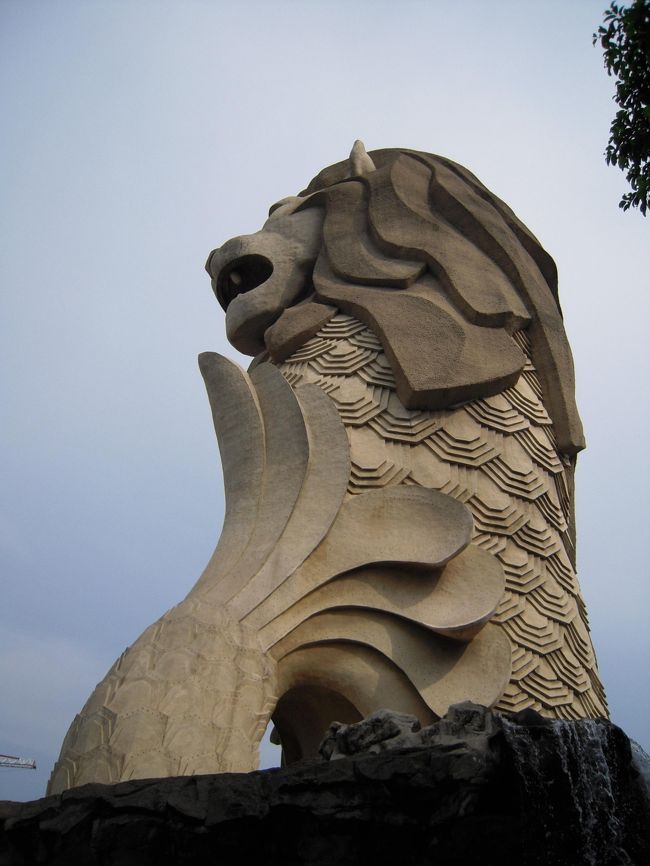 セントーサ島には大きなマーライオンがたっています。<br />入場券を買えば、中にも入れます。<br />シアター風の小さい部屋があり、<br />そこで、マーライオンがシンガポールのシンボルになったお話を上映してました。