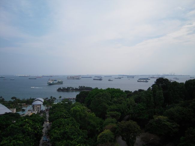 マーライオンのてっぺんが展望台になってます。<br />そこからの眺め。<br />３６０度見渡せます。<br />口も展望台になってますが、やはり頭頂部の展望台からのほうが眺めが良いです。