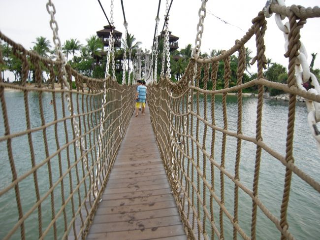 この吊り橋を渡って行きます。<br />一人分の幅しかありません。。<br />下のビーチは浅いので、落ちても問題ないでしょう。