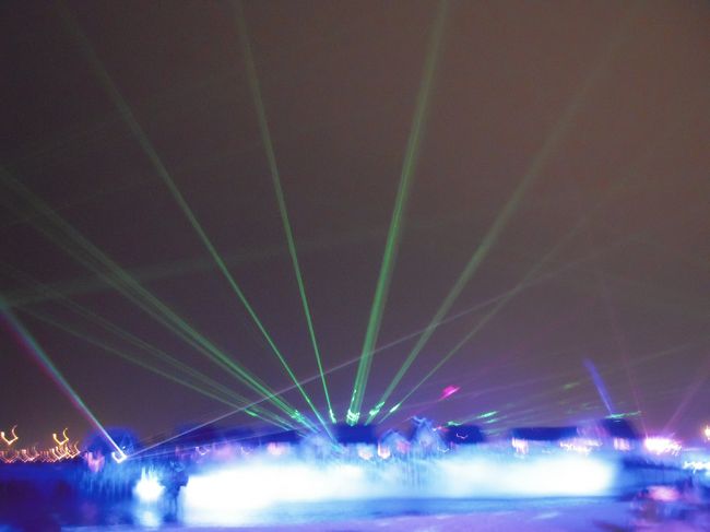 夜はソングオブザシーを見ました。<br />ショーは２回。<br />１７時頃にチケットを買いに行ったのだけど、<br />その時点で１９時台のチケットは完売でした。。<br />やむなく、次の２０時台からのチケットを購入。<br />レーザー光線や、音楽、火、水を使ったショーで<br />凄い楽しめました。<br />