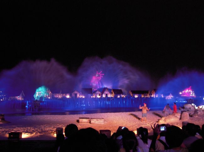 ミュージカルチックになっていて、おにいさんやおねえさんが演技をしたり、歌ったり（口パクです（笑）します。<br />ずっと英語でストーリーは進んでいきますが<br />英語がわからなくても十分楽しめると思います♪<br />このショーはもう一度観たいですね(^^)