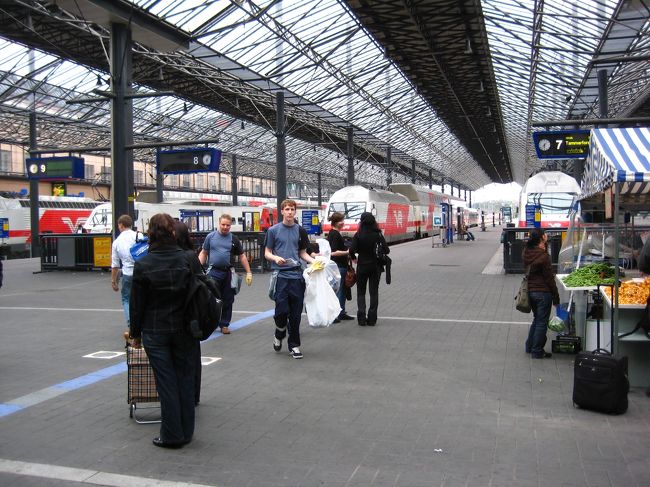 ヘルシンキの中央駅です。<br />映画の１シーンを観ているみたいです。<br />停まっている列車まで自由に入れるんですね。<br />