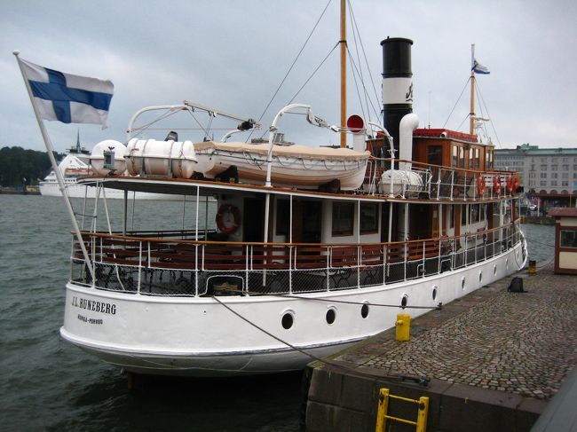 ヘルシンキ港<br />かわいい観光船がたくさん停泊しています。<br />週末は仲間で貸切りパーティなどを開きてクルーズするのだそうです。