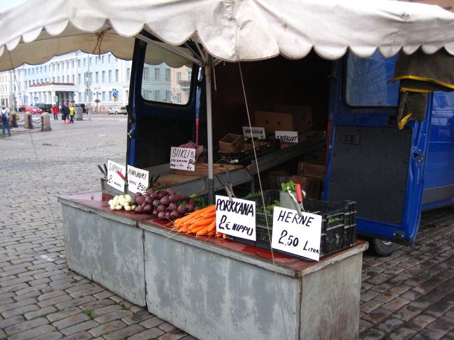 ヘルシンキの市場<br />未明の大雨で数軒しか店が出ていませんでした。<br />雨は止んだのでこれからたくさんのお店が出るそうな・・。残念！