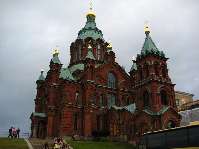 ウスペンスキー寺院<br />ロシア聖教の教会です。荘厳です。<br />塔の天辺にある金色の球は炎を現しているのだそうです。