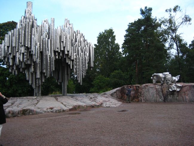 シベリウス公園<br /><br />モニュメントは音楽の旋律を現しているのでしょうか、約400本からなる金属製のパイプとシベリウスの像からなっています。とても静かな公園です。<br /><br />シベリウスのバイオリンコンチェルトをｉPodで聴きながら散策しました。