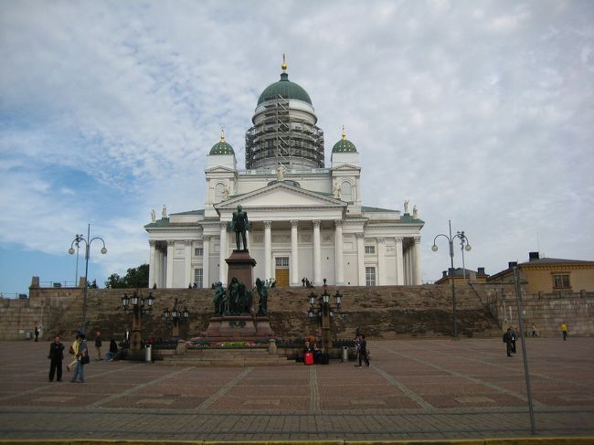 ヘルシンキ大聖堂<br />とにかくスケールが大きかった。<br />上部は修理中で足場がかかっていたのは残念。<br />この広場前の日本人経営のDFSで売っていたブルーベリーの手作りゼリーは絶品でした。小さな１袋が５ユーロくらいでしたが、とにかくおいしかった。お勧めです。