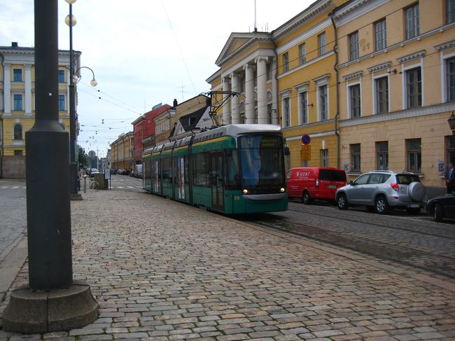 ヘルシンキ大聖堂前に通っているトラム。<br />街中に走っておりとてもおしゃれで便利です。<br />2.5ユーロで1時間自由。