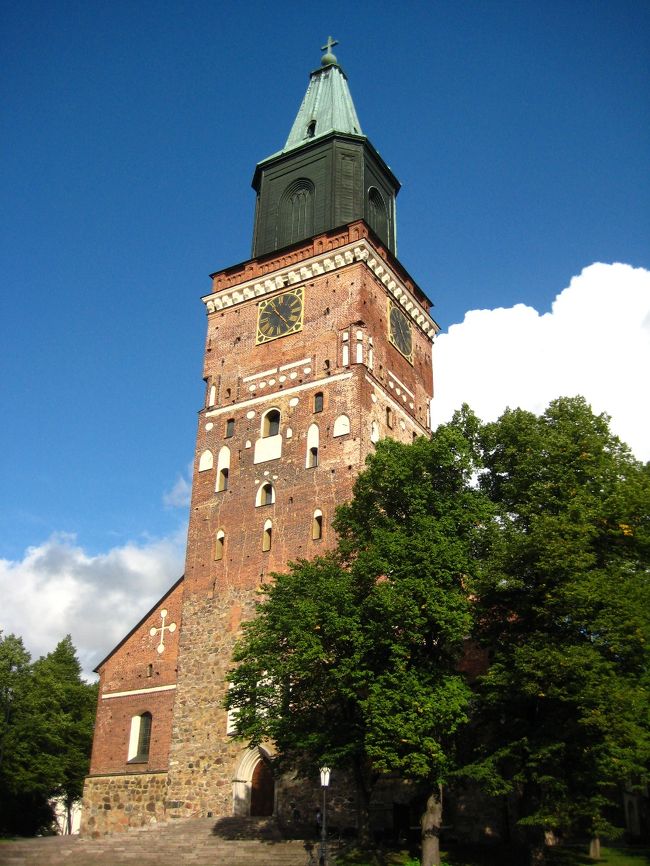 ヘルシンキからトゥルクにバス移動。<br /><br />トゥルク大聖堂<br />中世に建てられた100mを超える高さの大聖堂。<br />青空に映えてとても美しい。