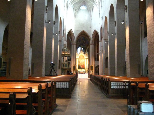 トゥルク大聖堂の内部<br />翌日にTV中継を伴うイベントが開かれるためにスタッフは準備に大わらわ。<br />大パイプオルガンの奏者が練習しているときに出くわし、すばらしい演奏に大感激！<br />