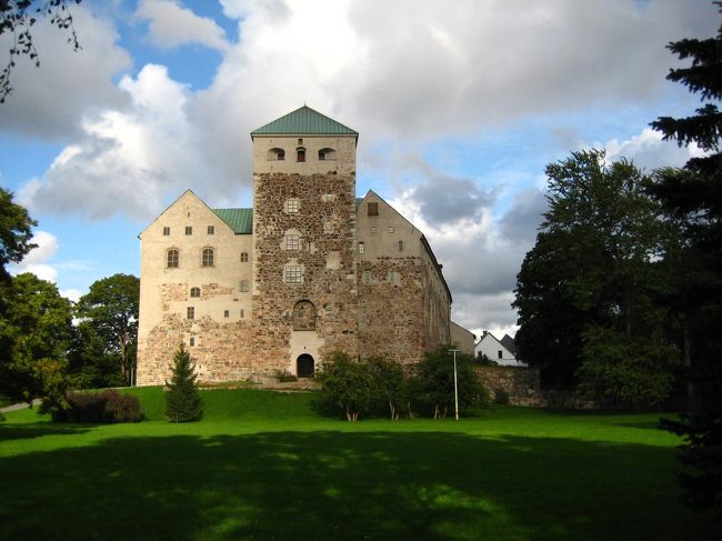 トゥルク城<br />中世に建てられた古城です。<br />昔はこの付近一帯は海だったそうです。<br />少しずつ地面が隆起し地面が今は丘になっています。