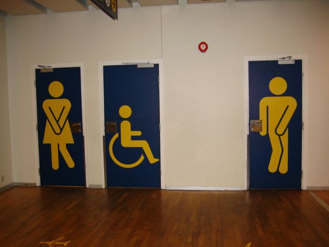 おまけです<br /><br />ヘルシンキ国際空港のトイレのドアに描かれた案内イラストです。<br />なんとユニークなのでしょうか！<br />今にも漏れそうな楽しい表現に思わず笑みがこぼれます。<br /><br />さて、いよいよ今夜はトウルクから豪華フェリーに乗ってストックホルムまで1泊の船旅です。<br />続きは「スウェーデンの旅」で！