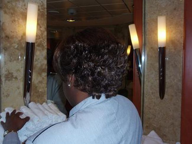 パブリックスペースのトイレ係りの女性<br />ヘアースタイルがとてもお洒落でした。<br />硬い髪？と思って触らせていただいたら<br />とても柔らかい髪質にびっくり。<br />感じの良い女性でした。