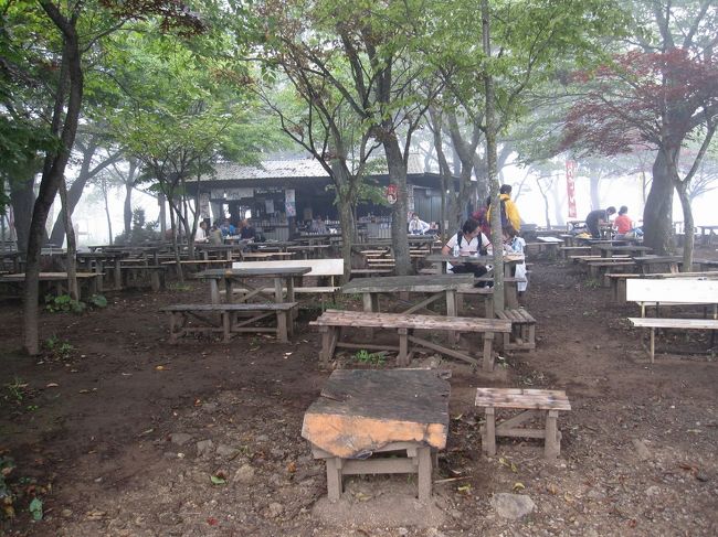 小仏城山山頂には茶屋が２軒あって、大休止には良い場所です。