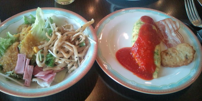 朝食はアリビラ内「ベルデマール」で。２日目・３日目はこのレストランで取りました。（写真の盛りつけが、あまりおいしそうじゃなくてスミマセン）<br />沖縄の食材をふんだんに使ったバイキングで、注文してから作られるオムレツ、紅芋ジャムは絶品でした。<br />紅芋ジャムはお土産としても販売しているのですが、冷凍保存なのであきらめることに。残念。