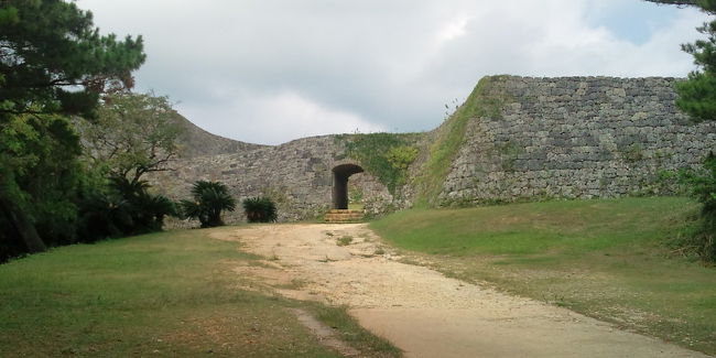 急な坂を登ると石造りの城壁と門が。かつて訪れた、メキシコのチチェン・イッツァを彷彿させる、石灰岩で出来た城の立派さに感動です。