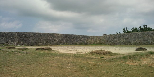最上部には建物の跡が。最上部に来ると気持ちいい風が吹き抜け、しばし暑さを忘れさせてもらえます。
