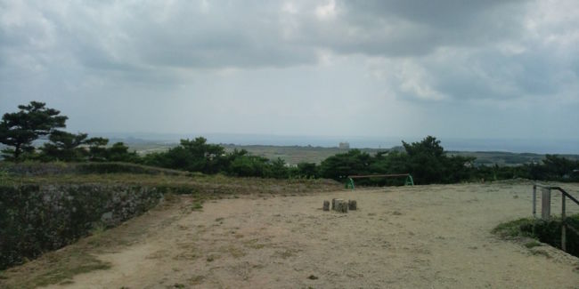 城壁の上からの見晴らしは最高。読谷の海、残波岬や、遥か那覇の街まで見渡せます。