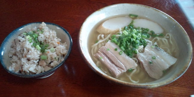 お昼はホテル近くの体験テーマパーク「むら咲むら」に併設された「謝名亭」で沖縄そばを。じゅーしぃ（炊き込みご飯）付きで注文しました。沖縄そばは、鰹だしベースでかなりのあっさり目。