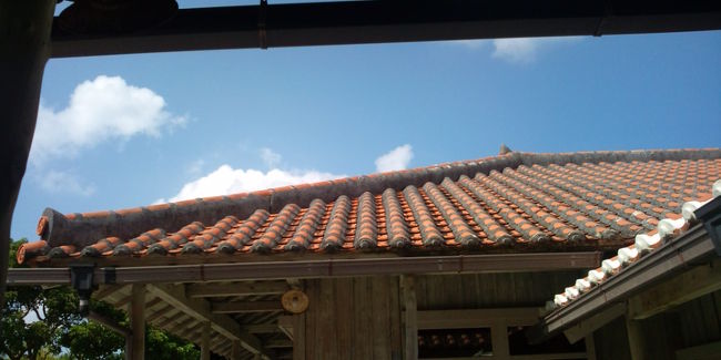 むら咲むらは元々、大河ドラマのオープンセットだったところらしく、建物が沖縄民家をリアルに再現しています。屋根越しの空が美しく、思わず一枚撮影。