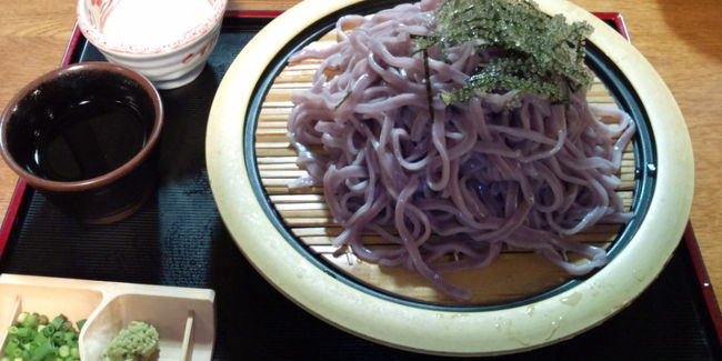 昼食後はホテルに戻り、プールとビーチでゆったり。<br />この日の夕食は読谷村に本店がある「御菓子御殿」のレストラン「花笠」で。<br />写真ではちょっと分かりづらいですが、麺が紫色の「紅いもつけ麺」にチャレンジです。味は日本そばとほとんど変わらず。歯ごたえ、のどごしがよい、おいしいおそばでした。