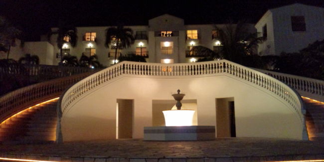 アリビラのプールから建物を見上げた夜景。絵になるホテルです。<br />あっという間の三日間。夜が明ければこのホテルともお別れです。