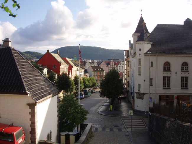 ブリッケン以外の建物も街並みも本当に綺麗です。これからフロイエン山の展望台へ行きます。ケーブルカーもありますが、晴れているので歩いて途中の展望を見ながら行きます。時刻は19時40分頃。
