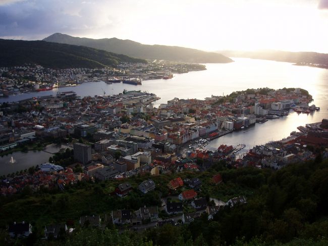 上り始めて1時間弱後、フロイエン山の展望台に到着。ベルゲン港、ブリッケン方面は逆光だけど、夕日がまた美しい。