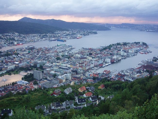 素晴らしいパノラマなので、1時間ぐらいいました。21時半頃、ケーブルカーで街中へ戻りました。