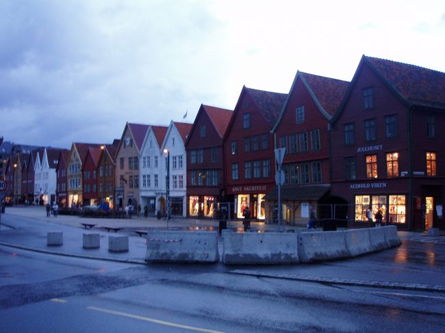 街中へ下りた後のブリッケン。時刻は21時50分頃。またまた雨が降ってきました。一日に何回晴れたり雨が降ったりしただろうか。びっくりです。