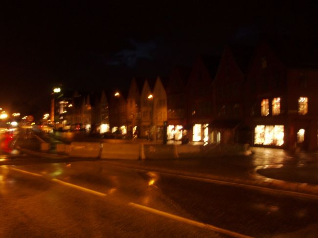 食事後、すっかり暗くなったブリッケン。時刻は23時15分頃。