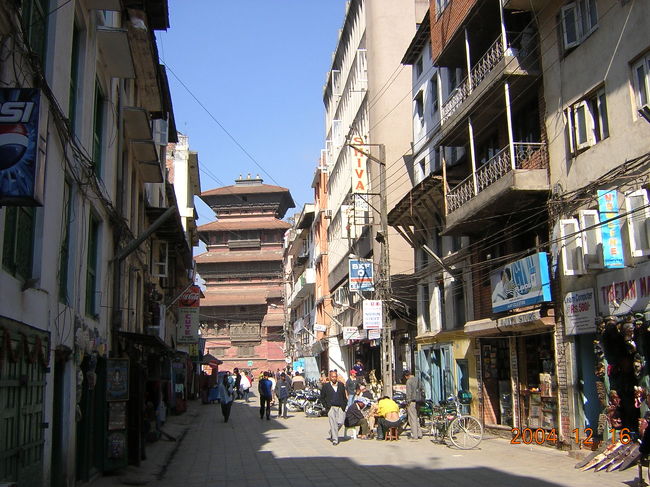 インドからネパールに入国する。<br />シリグリからネパールボーダーの町、カガルビッダまでバスで45分。リキシャーでイミグレへ。<br />インドを無事出国。ネパール側のイミグレへ。<br />ビザも申請し、無事入国する。<br /><br />インドTATA社のバスでカトマンズに向かう。<br />何故か夫の席のリクライニングが120度くらいに<br />倒れたまま元に戻らない。<br />後ろの席のおばさんに「ちょっとこの椅子どうにかしてよ」と文句を言われる。「こわれちゃってるの」と<br />いうと「仕方ないわね〜」と困り顔。<br /><br />バスは通路まで人がぎっしり乗っていて、<br />ちょっと進んではとまりちょっと進んでは止まりの<br />繰り返しで、なかなか進まない。<br /><br />たまたま同乗していた日本人（インドに住んでる人）<br />によると、マオイストみたいな人がこのバスに乗っていて、武器とかも輸送しているから、軍の人に<br />みつからないように少しずつ進んでいるんじゃないかという物騒なお話だった。<br />もうなんでもいいからちゃんと到着すればいいや・・・というあきらめモードになった私たち。<br /><br />結局カトマンズに着いたのは24時間後！<br />すっかり疲れました。<br /><br />タメル地区でまず日本食レストランへ。<br />やっぱり日本食だよね〜おいしい！