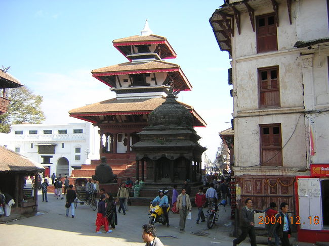 美しく、歴史の感じられる寺院や王宮が<br />立ち並んでいる。