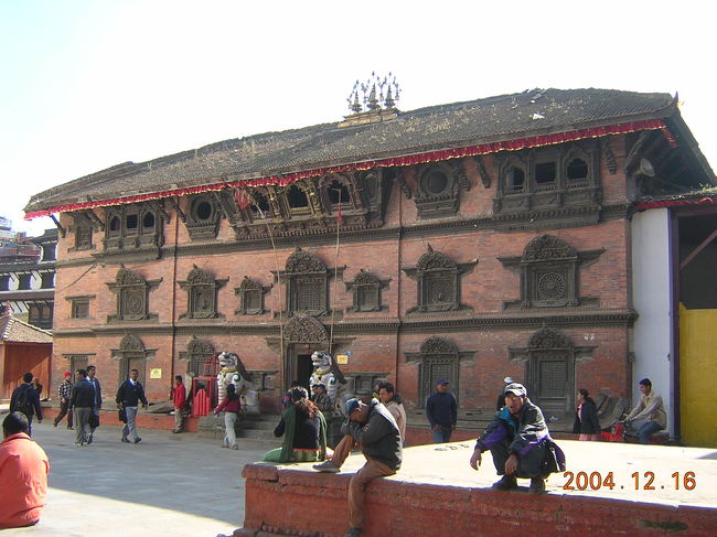 クマリの館。<br />生き神としてあがめられる少女が住んでいる。<br />10歳くらいの女の子らしい。<br />たまに顔をのぞかせるとのことだったけど、<br />私たちは目撃できず。