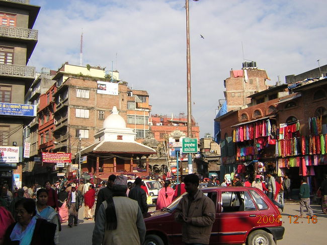 インドラチョークを歩く。<br />お店がたくさん並び、買い物客で混雑している。<br />下町風の通り。<br /><br />私は道端で売っていたミカンを1キロ購入。<br />こちらのミカンは種がたくさん入っている。<br />でも美味しい。ビタミン補給。<br />チャイ屋でお茶して、タンカ屋を冷やかす。