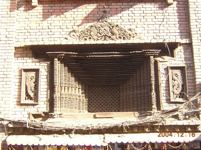 普通の道にある、家屋の窓。<br />