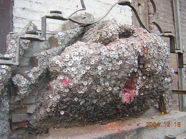 これも普通の道端にある。<br />なんだろう・・・<br />コインが貼り付けられている。