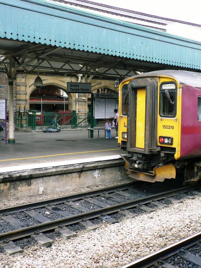 バース近くの鉄道駅の光景。