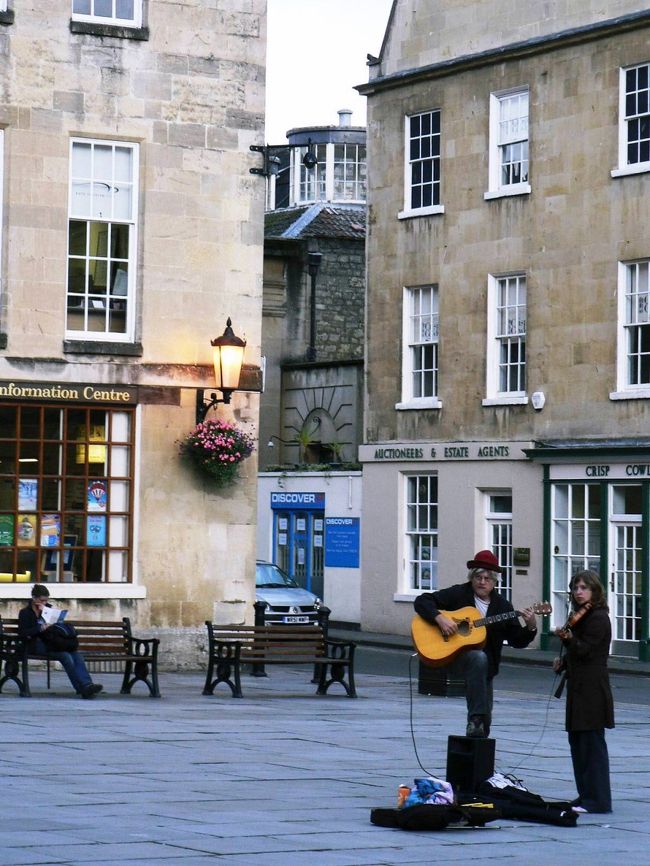 バース・アビー前の広場。市民の憩の場所になっている。 