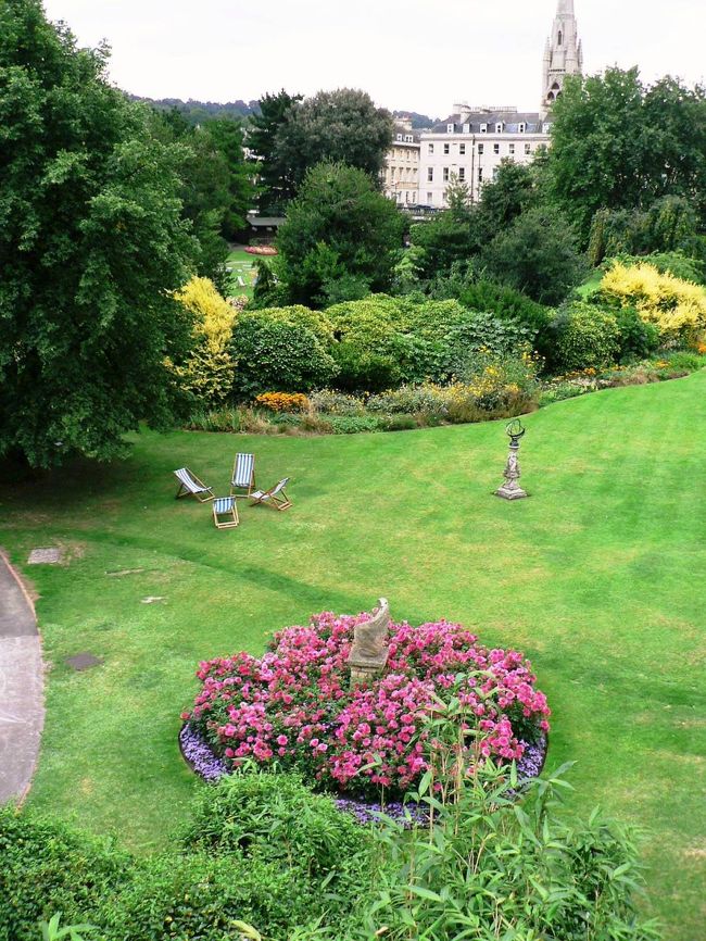 バース・アビーに面する公園。