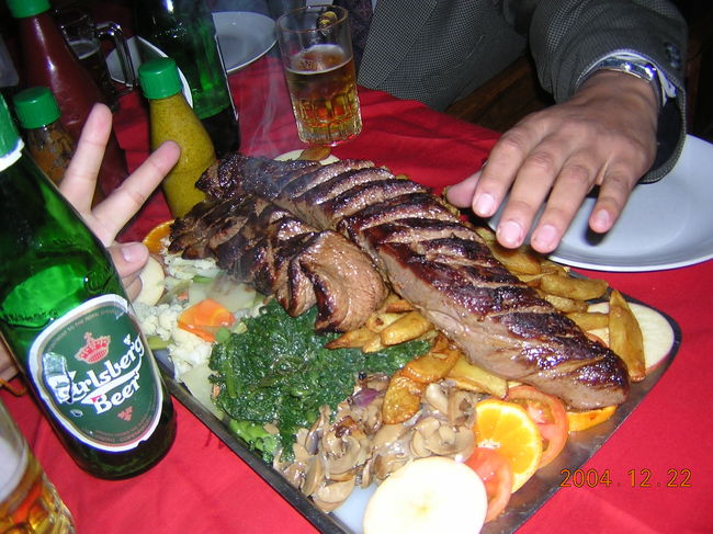 カトマンズ・タメル地区にある<br />Everest SteakHouse。<br />ネパール人のSさん、日本人Mちゃん、Yさん、<br />Hちゃん、わたしたち夫婦でステーキを<br />食べにいった。<br />なんと2キロもあるステーキを頼む！<br />ビール瓶と大きさを比較して！<br />野菜の付け合わせもたっぷり。<br /><br />肉質は日本のステーキと違って、柔かみはあまりなく<br />しっかりした歯ごたえ。<br />でもこの2キロを食べきって、さらに1キロ追加で<br />食べたよ〜