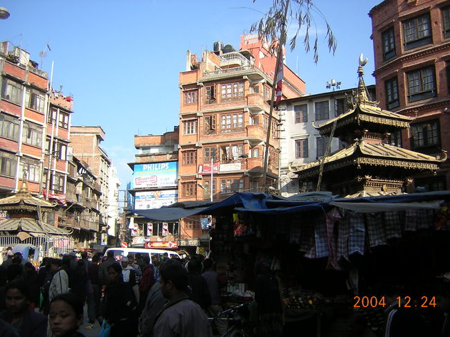 再びインドラチョークへ。<br />クリスマスだから・・・というわけではなく<br />いつでも買い物客で混雑している。