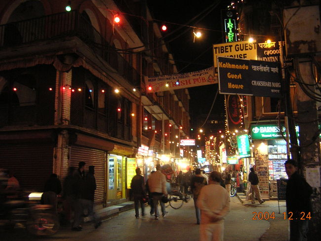 夜のタメル地区。<br /><br />タメルは外国人が多く、ホテルや土産屋、<br />各国レストランなどがたくさんある。<br />夜も毎晩賑わっている。<br /><br />安宿も中級ホテルもたくさんあるので、<br />予算にあわせて探せるし、日本人が多く集まる<br />ホテルやツアー会社もある。<br /><br />今回カトマンズではATITI　TOUR　という<br />日本語・イタリア語に堪能なネパール人Sさんの<br />やっているツアー会社にお世話になった。<br />日本語で相談できるので大変ありがたかった。<br />カトマンズからタイに戻るチケットを購入した。<br />ビジネスだけでなく、一緒に何度もご飯を食べたり、<br />実家にまで遊びに行かせていただいて、<br />仲良くできて楽しかった！
