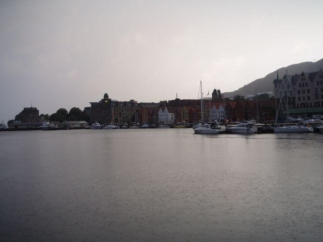 8月14日<br /><br />この日はベルゲンからソグネフィヨルドの町のフロムまで移動。ハイライトの一つ、ソグネフィヨルドのクルージングをはじめ、雄大なソグネフィヨルドを堪能しました。<br /><br />朝7時前、ベルゲン出発前に朝のブリッケンへ。写真に見られるように結構強い雨が降っています。ソグネフィヨルドクルーズの時は晴れて欲しいと願うばかりです。