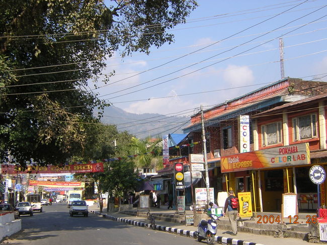 レイクサイドの街並み。<br />お土産屋さん、レストラン、ホテル・・・・<br />外国人めあての施設が立ち並ぶ。<br />しかし政情の悪さからか、外国人観光客が<br />多いとは言えず、明らかに供給過多。<br />ホテルも空き部屋が目立つ。<br /><br />私たちが滞在したゲストハウスも、初め<br />３５０ルピーと言われたけど、結局値切って<br />２００ルピーになった。（約３００円）<br />