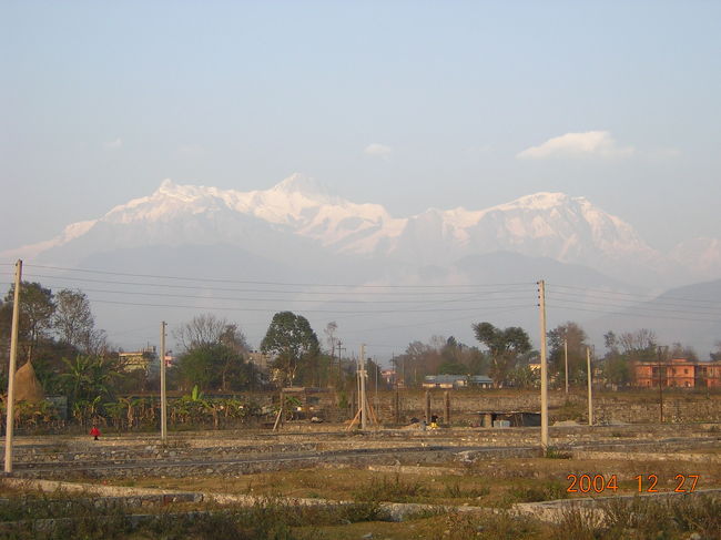 レイクサイドから２０分くらい歩くと<br />ダムサイドに着く。<br />こちらにも宿やレストランなどある。<br /><br />アニールモモという日本食も食べれる食堂で<br />かつ丼など食べる。<br />カトマンズ・タメル地区にある日本食レストラン<br />に比べると安いけど、味はそれなり・・・<br /><br />ふらふら歩いてると、知り合いの日本人Tさん夫婦に<br />会ったので、パンやに併設されたカフェで<br />お茶する。