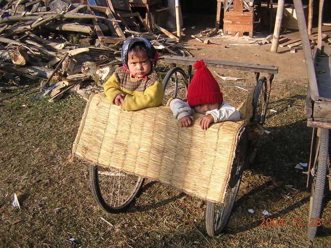 ポカラ滞在３日目。<br />とてもいい天気で山がくっきり見えたので、<br />サランコットに行ってみることにする。<br /><br />バスで２０分いったところにあるオールドバザールからてくてく歩いて行く。丘のような小さい山。<br /><br />道も山道といっても舗装された坂道だし、そんな急こう配でもないので歩きやすく、山歩き苦手の私でも<br />歩いて行くことができた。<br />バスも走ってるふうだったので、バスでも行けたのかも。<br /><br />